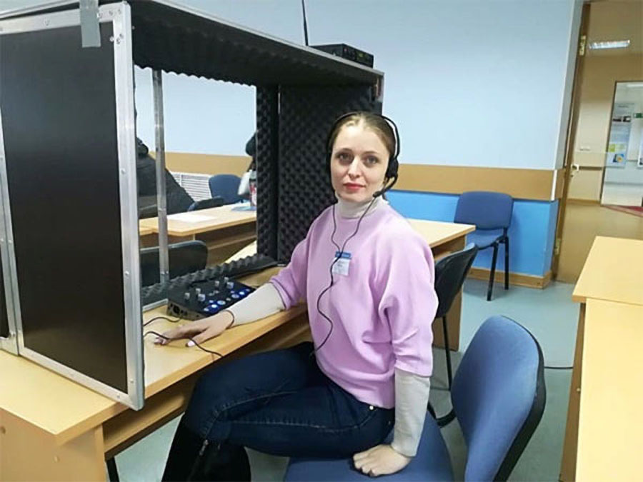 На фото: Марина Копысова - тифлокомментатор высшей категории на обучении в институте ВОС "Реакомп"