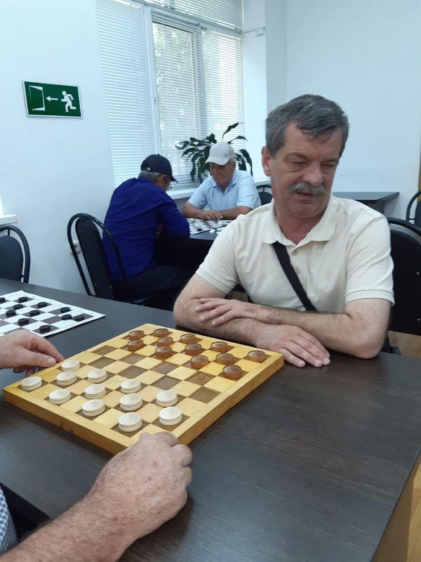 Члены Адыгейской РО ВОС играют партию в шашки
