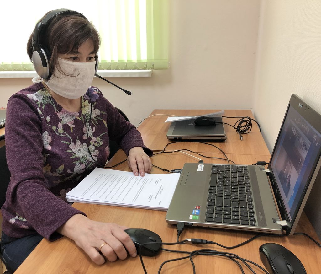 Председатель Тюменской РО ВОС Г. А. Тунгусова работает в медицинской маске