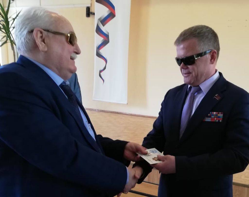 Президент ВОС вручает награду В. С. Вшивцеву