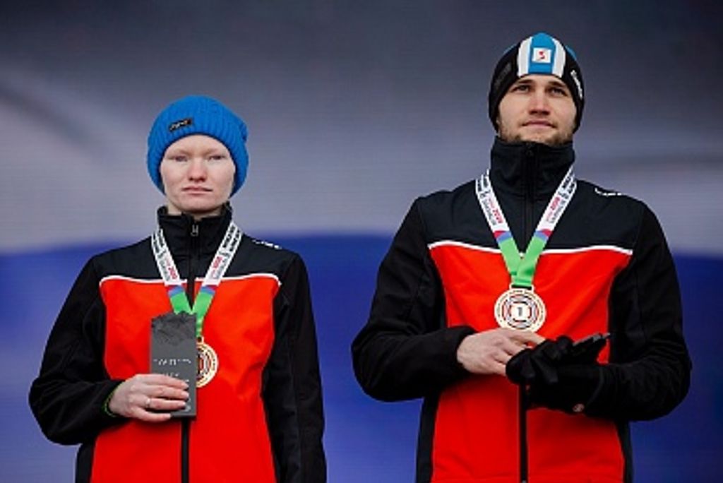 Юлия Мосова вместе с лидером Денисом Перевозчиковым на пьедестале почёта