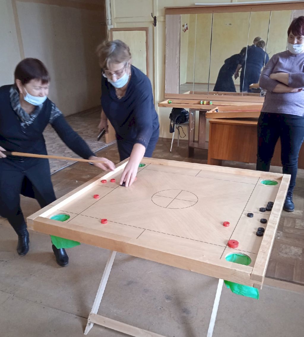 Активисты ВОС играют в настольные игры в местных организациях ВОС