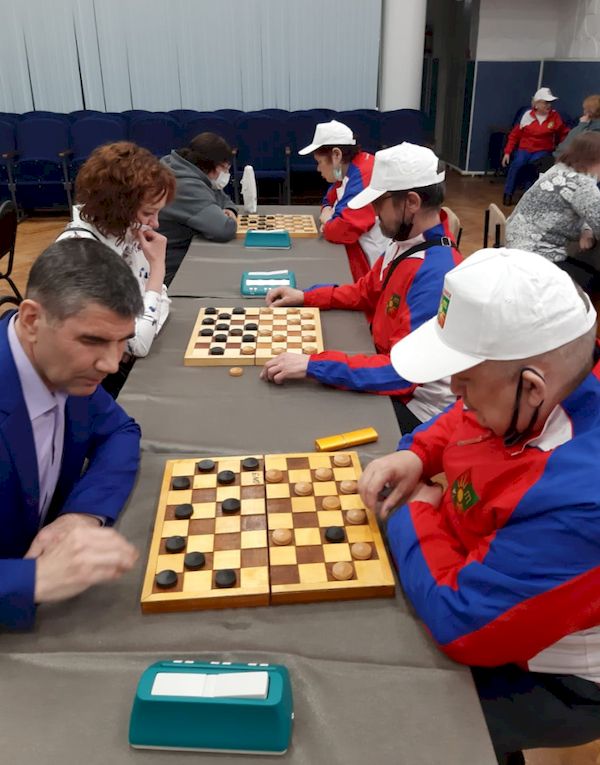 Инвалиды по зрению Татарской РО ВОС играют в шашки