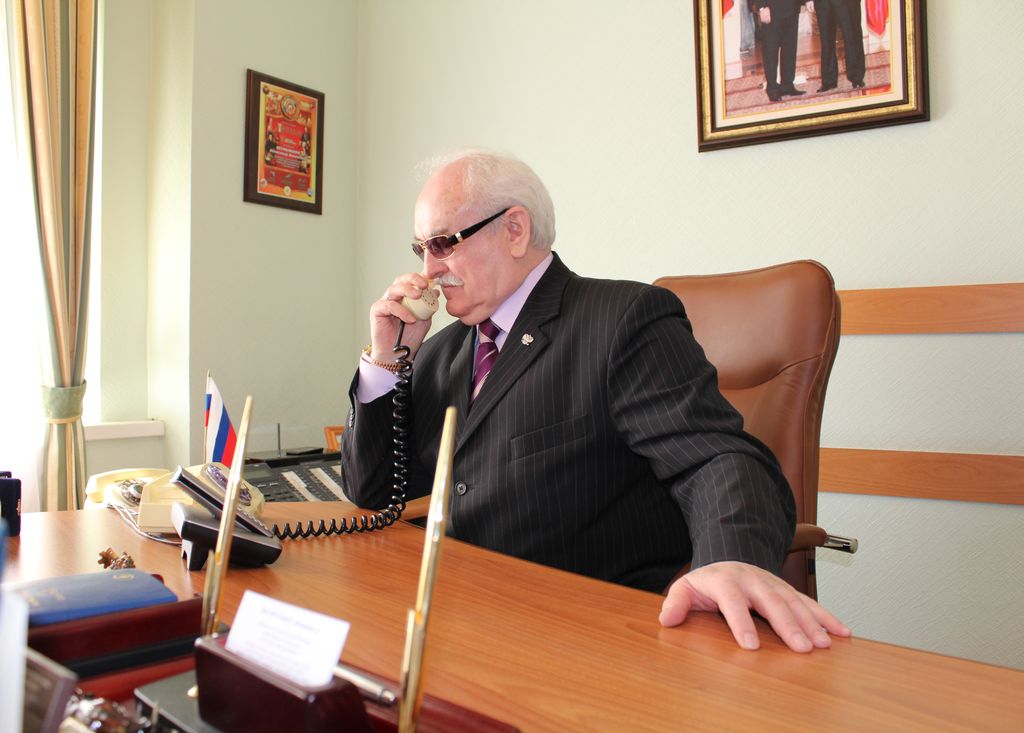 Президент ВОС во время телефонного разговора с руководством предприятия ВОС ООО 