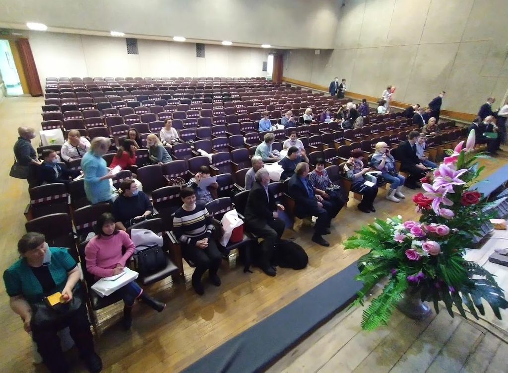 Делегаты конференции голосуют за кандидатуру Н. А. Бухавцева