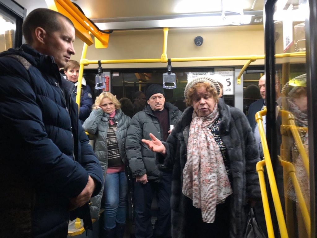 Председатель Красноярской РО ВОС В. И. Прудкова проводит проверку общественного транспорта на доступность для инвалидов