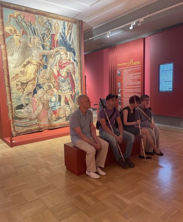 Члены Татарской РО ВОС слушают лекцию экскурсовода о полотнах Рубенса