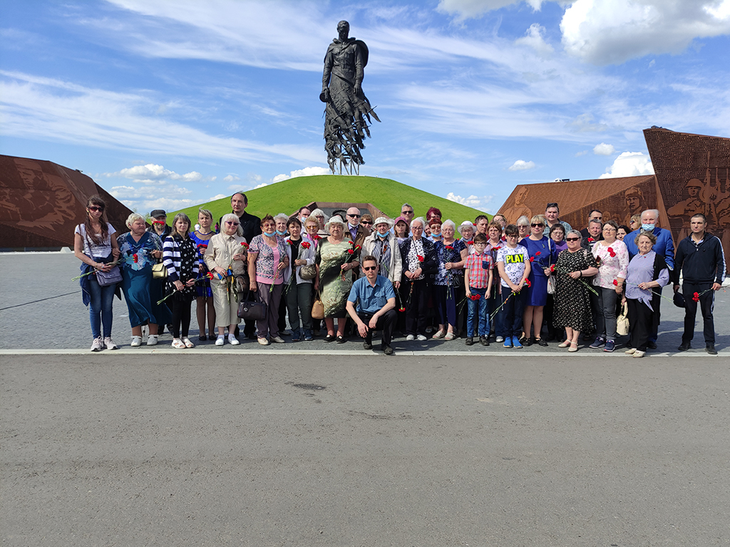 Экскурсионная группа Тверской РО ВОС на фоне мемориала советскому солдату