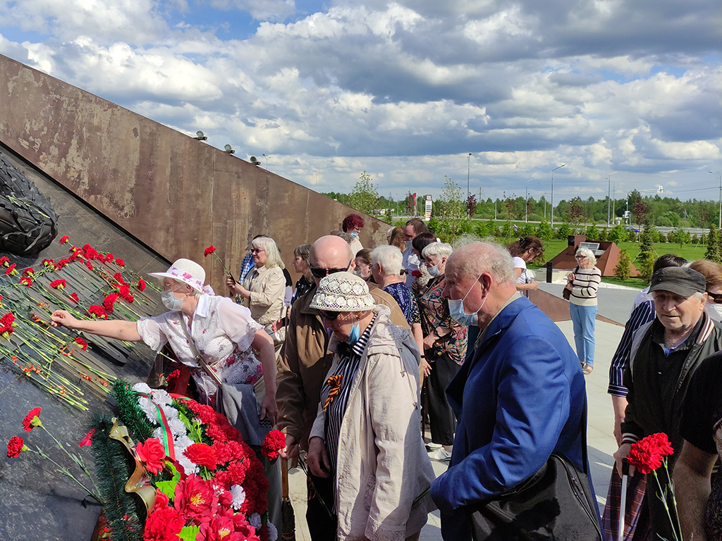 Возложение цветов к мемориалу погибшим бойцам