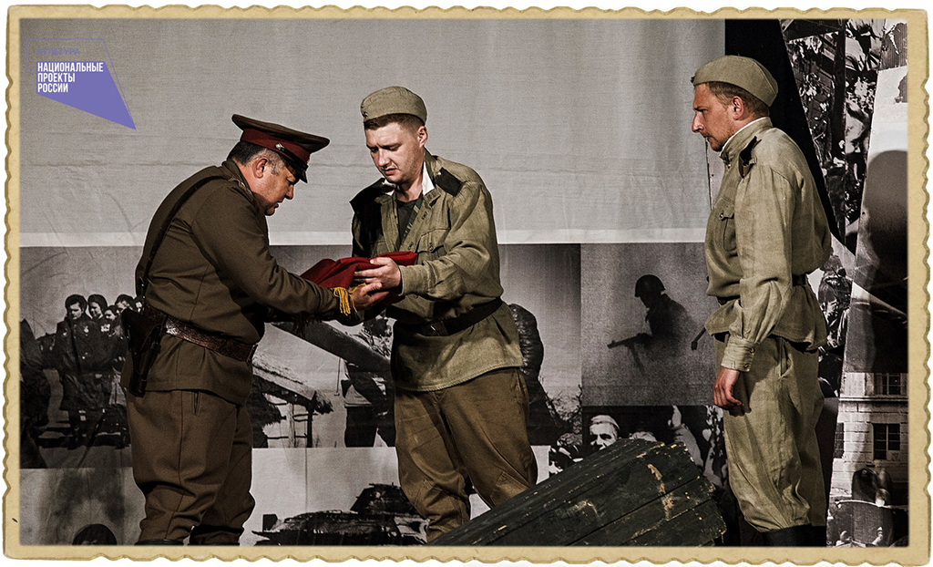 Артисты театра в образе советских солдат