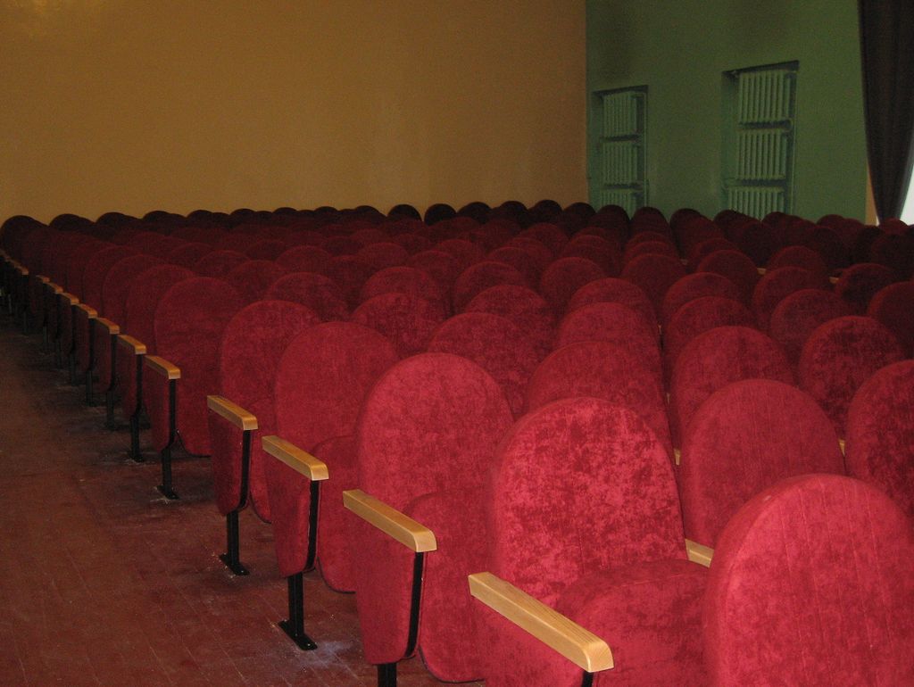 Установленные новые кресла в зрительном зале ДК ВОС