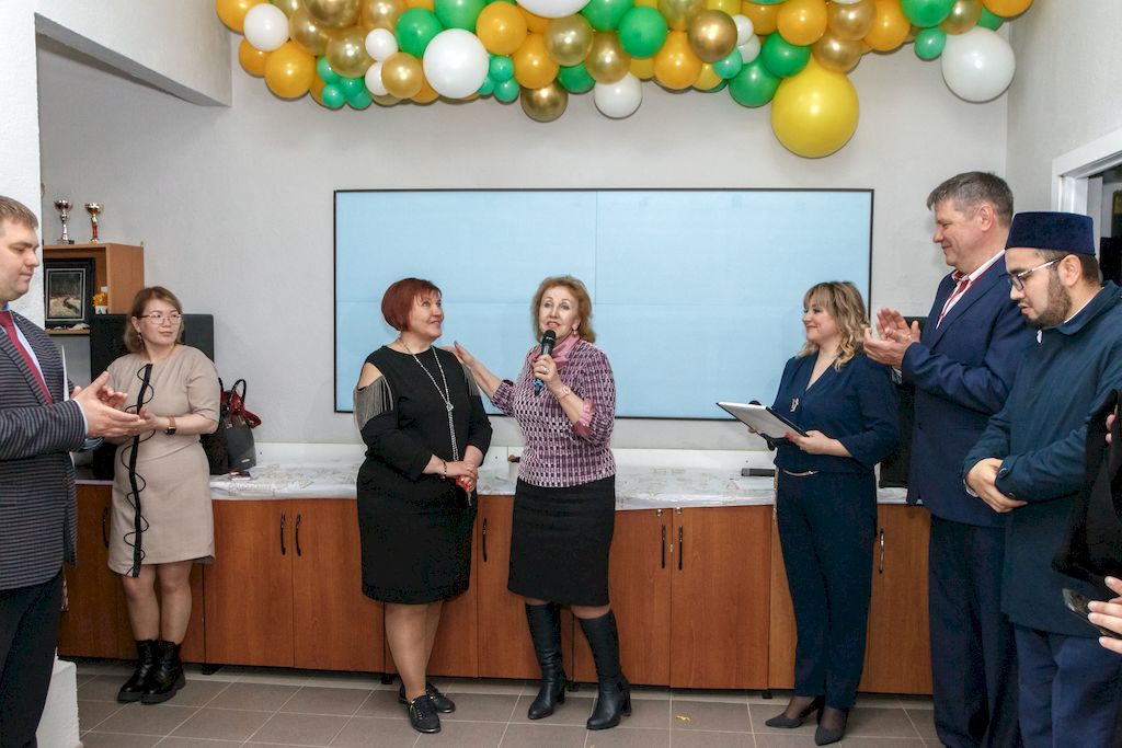 Вручение ключей от нового офисного помещения председателю Сургутской МО ВОС