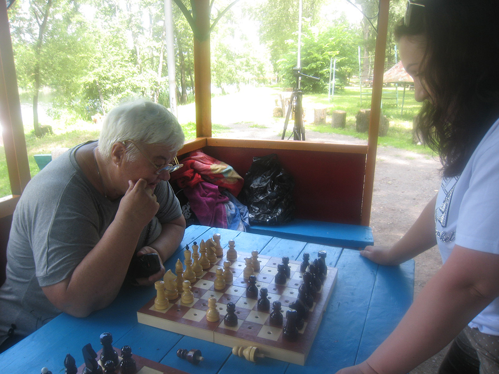 Секция шахмат и шашек на свежем воздухе