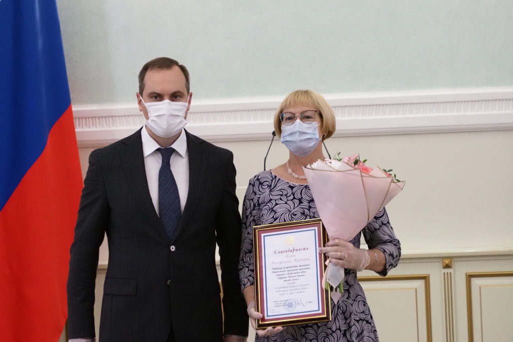 Председатель Мордовской РО ВОС М, И. Пуряева принимает благодарность от ВРИО главы региона А. А. Здунова