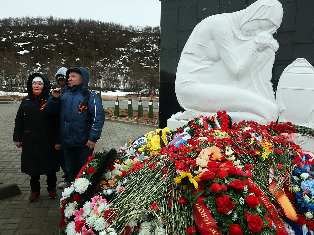 Возложение цветов к мемориалу погибшим бойцам