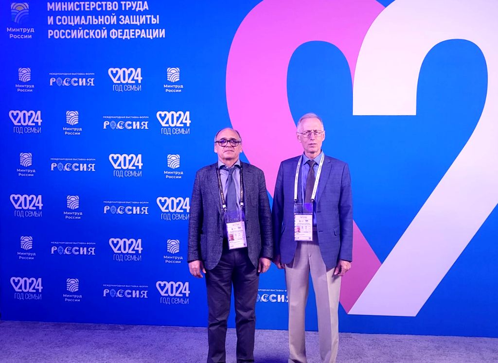 Вице-президенты ВОс Дмитрий Котенев и Александр Коняев на фоне баннера Минтруда РФ.