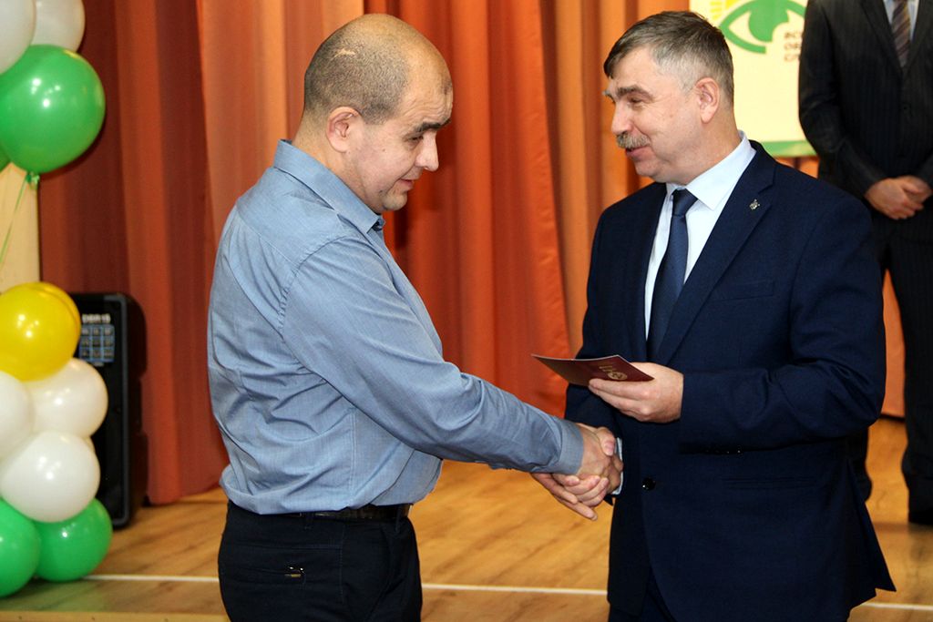 А. Б. Колосов вручает награды.