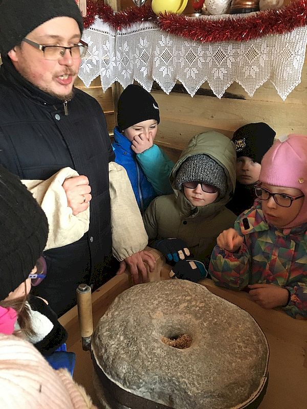 Дети изучают устройство мельницы
