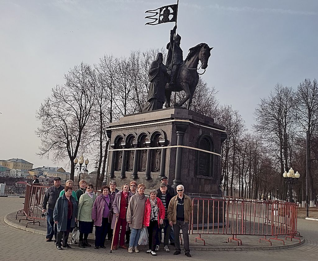 Экскурсанты около памятника Князю Владимиру.