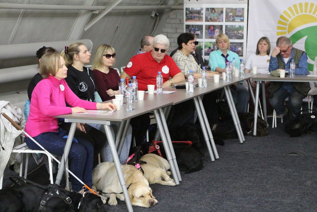 Участники слёта делятся опытом дрессировки собак-проводников