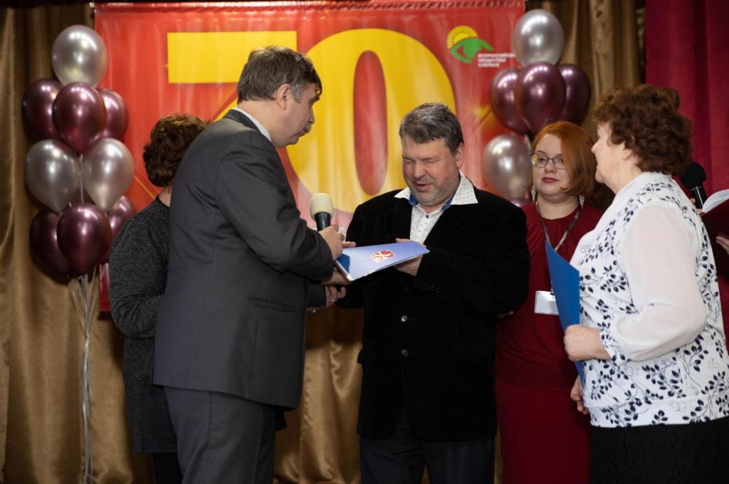 Председатель Санкт-Петербургской РО ВОС Алексей Колосов поздравляет сотрудников УПП-5 с юбилеем предприятия