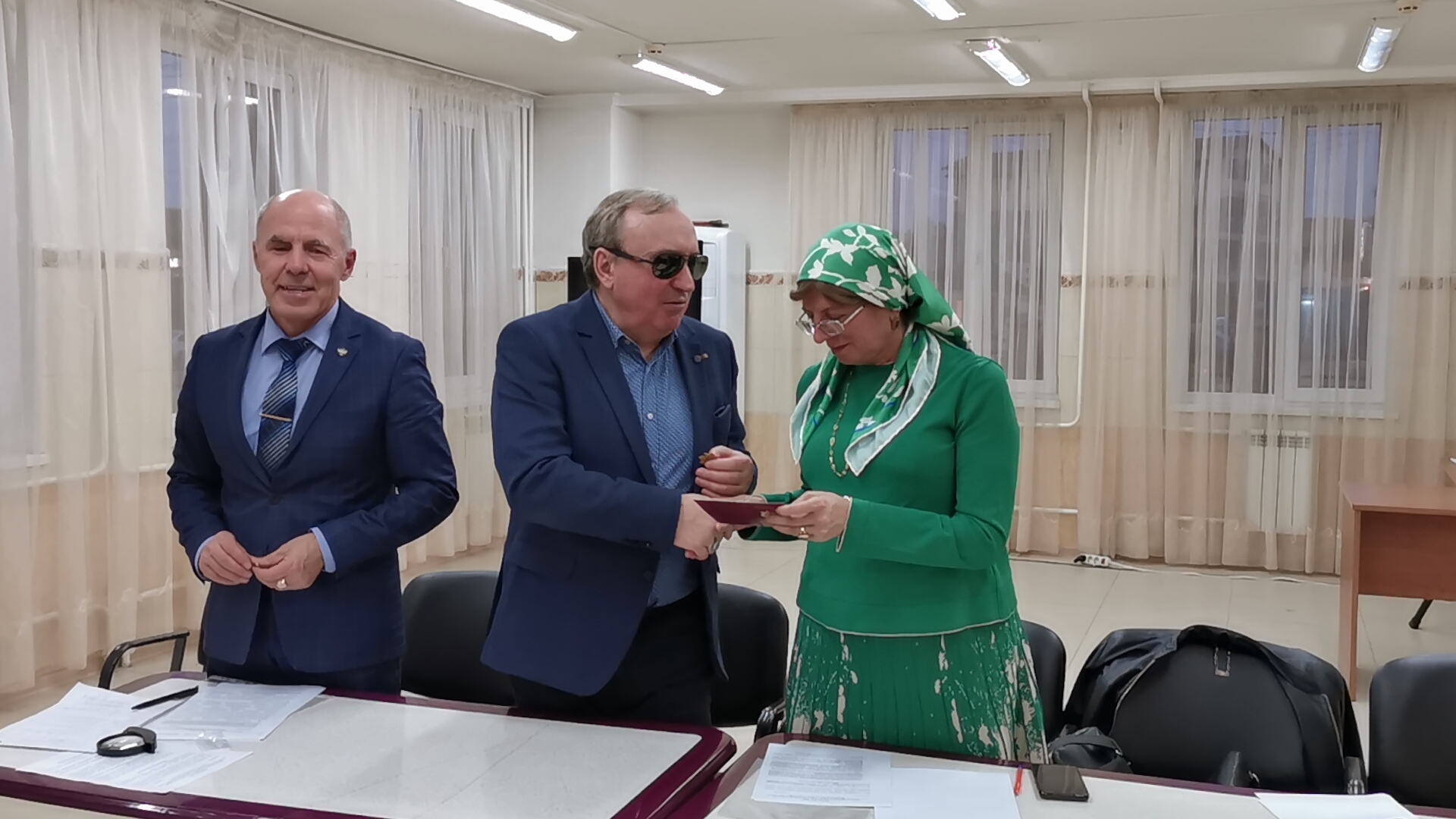 Вручение председателю Чеченской региональной организации ВОС Х. А. Каримовой знака «За заслуги перед Всероссийским обществом слепых» III степени