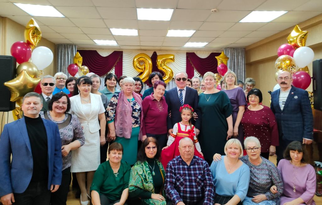 Праздничное общее фото - президент ВОС В. В. Сипкин с участниками и гостями мероприятия