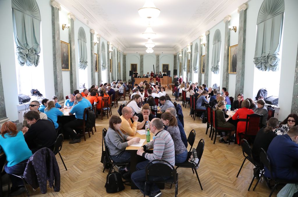 Знатоки ВОС слушают вопросы ведущих в ходе шестого Всероссийского интеллектуально-реабилитационного фестиваля ВОС