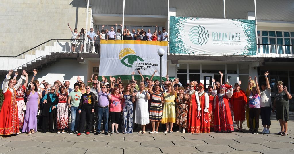 Общее фото гостей и участников фестиваля "Крымская осень - 2022" на фоне отеля "Волна-Парк"