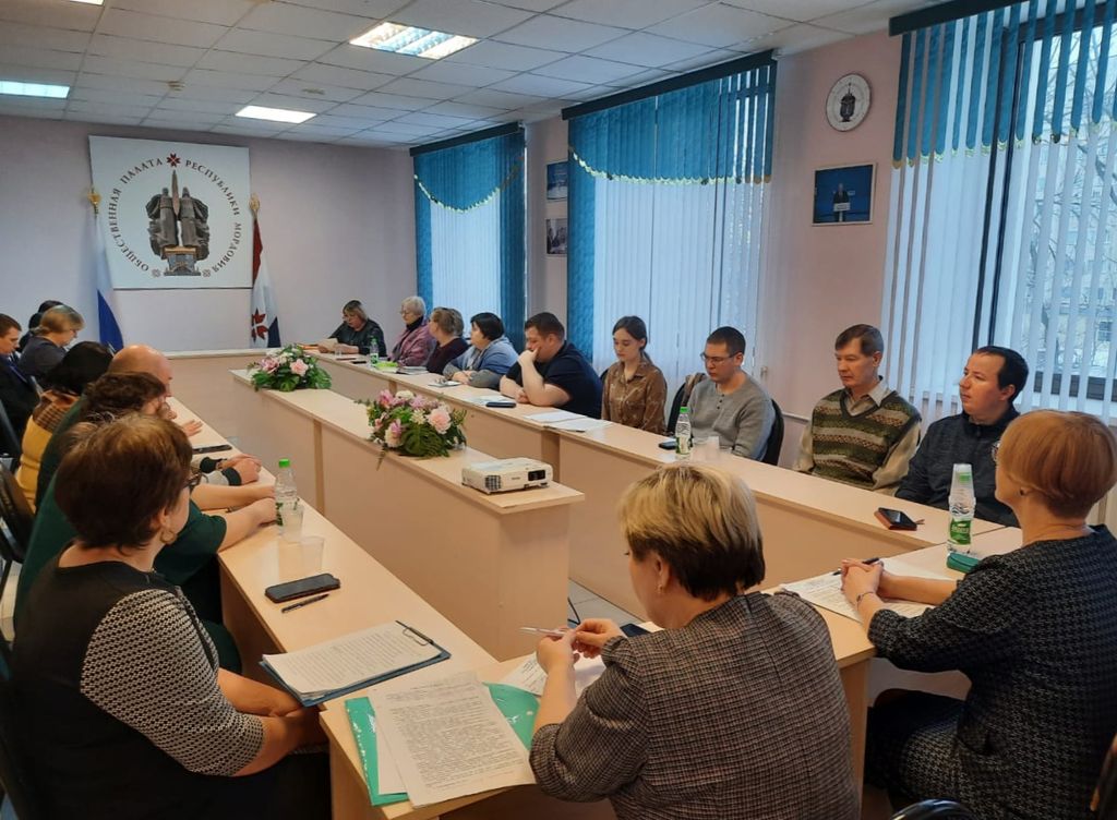 Председатель Мордовской РО ВОС М. И. Пуряева открывает заседание Правления
