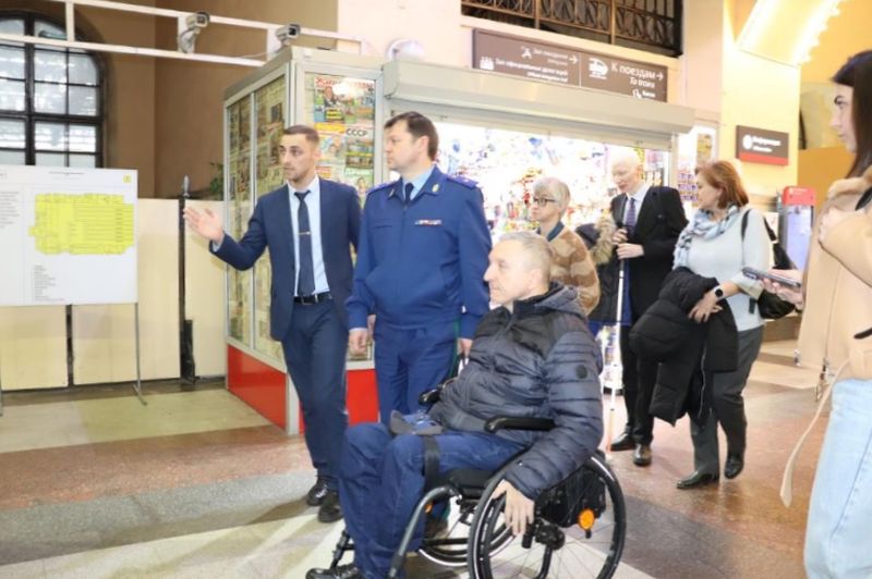 Представители аппарата управления ВОС проводят проверку доступности вокзала для инвалидов