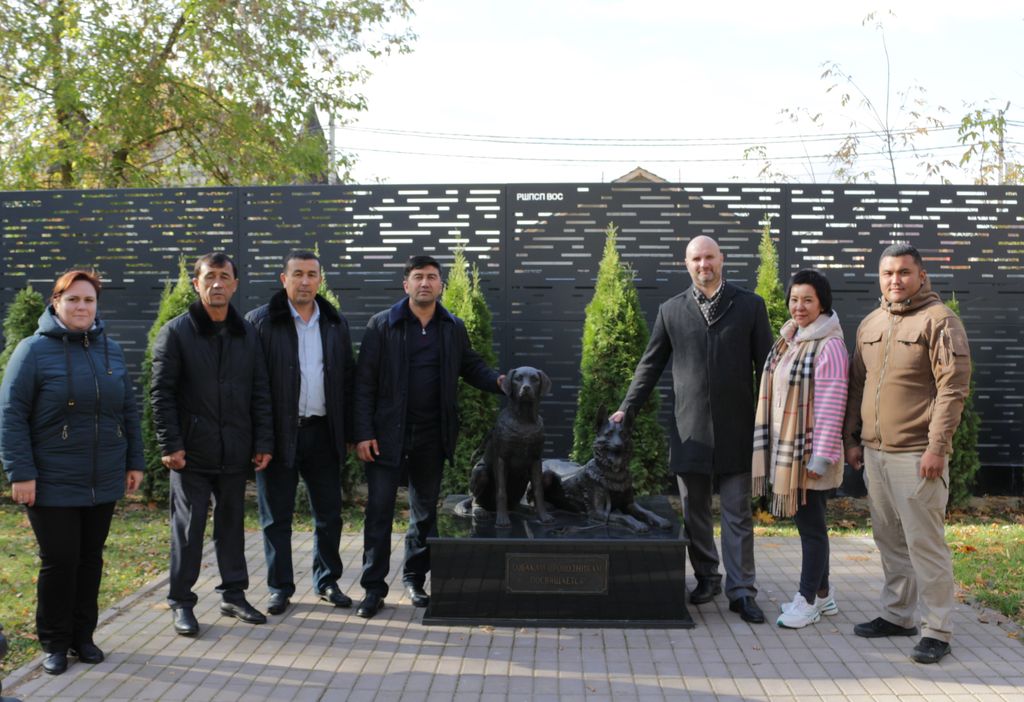 Групповая фотография участников встречи у памятника собакам-проводникам