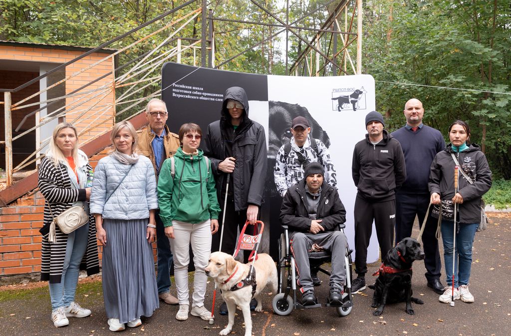 Общее фото ослепших участников СВО в Российской школе подготовки собак-проводников ВОС