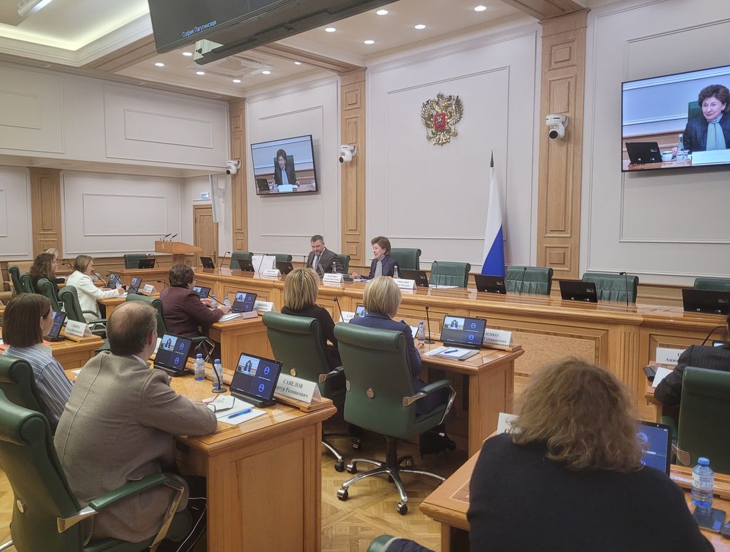 Заместитель Председателя Совета Федерации Г. Н. Карелова открывает заседание