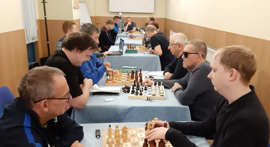 Незрячие спортсмены играют в шахматы в ходе учебно-тренировочных сборов