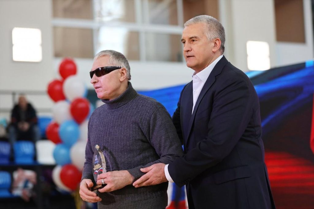 Спортсмен Крымской РО ВОС Александр Беке получает награду из рук главы Республики Крым Сергея Аксёнова