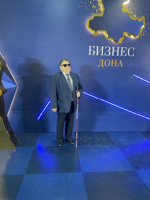 Генеральный директор хозяйственного общества ВОС О. М. Синегубов в ходе вручения премии