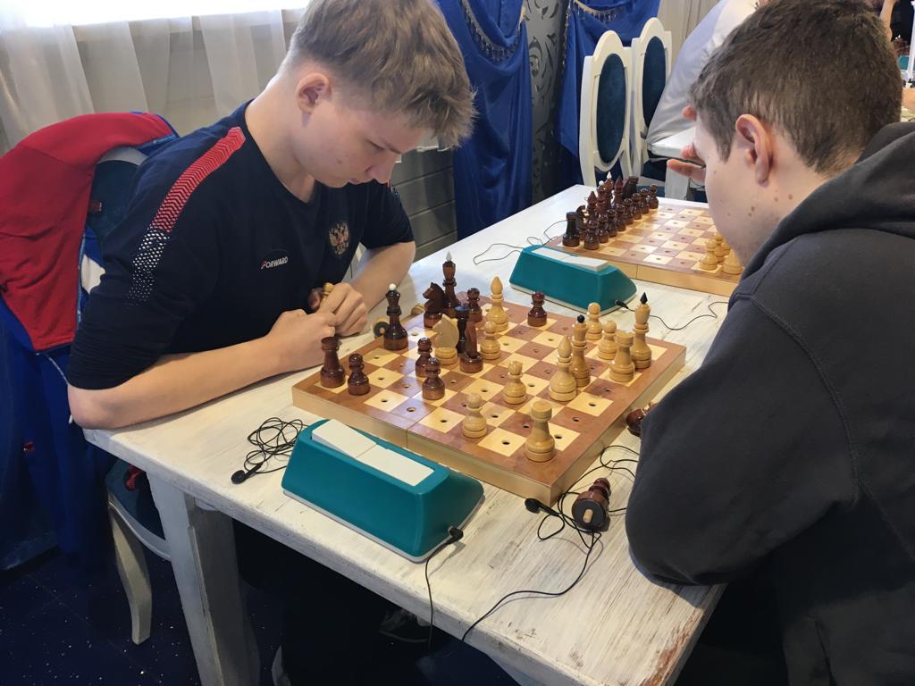 Молодые игроки в ходе быстрой игры в рамках Чемпионата по шахматам