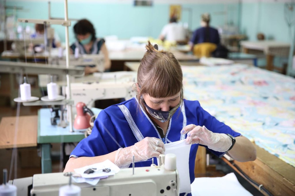 Инвалиды по зрению изготавливают тканевые маски на читинском предприятии ВОС