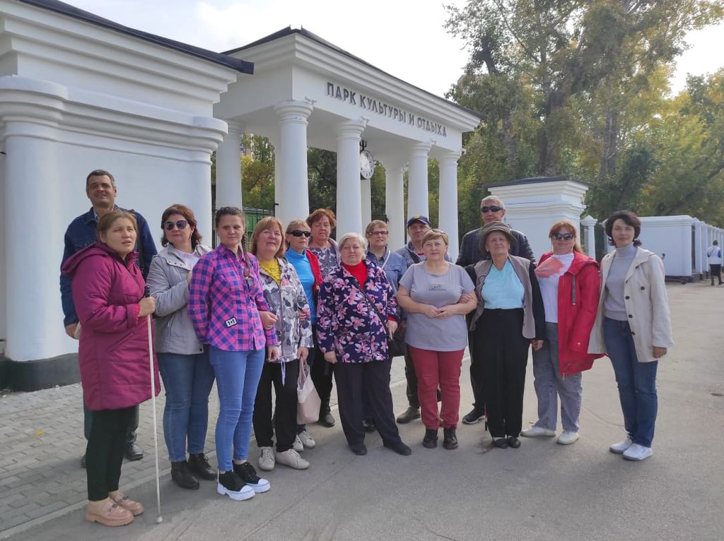 Члены Алтайской РО ВОС у входа в парк "Изумрудный" города Барнаула