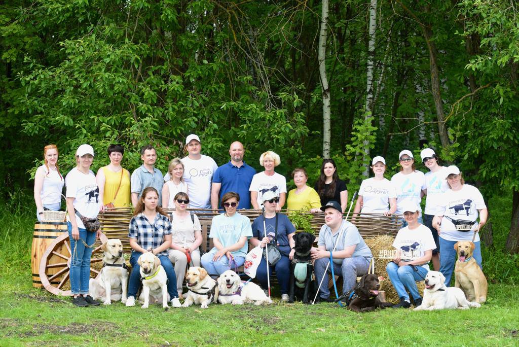 Общее групповое фото участников мероприятия с собаками-проводниками