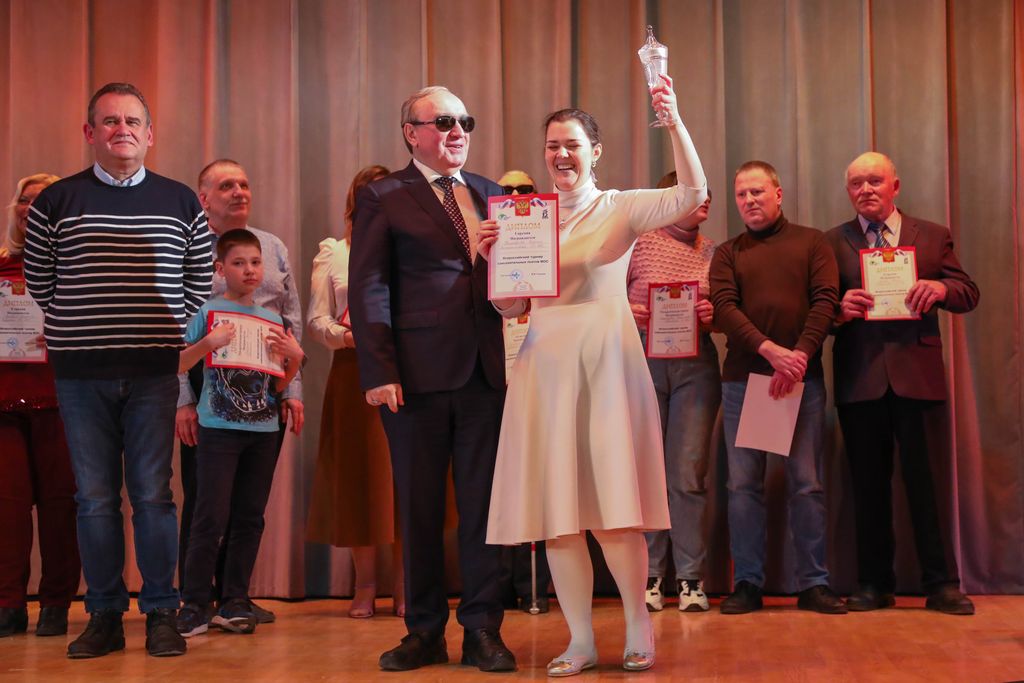 Президент ВОС В. В. Сипкин награждает победителя турнира - Елену Наливаеву