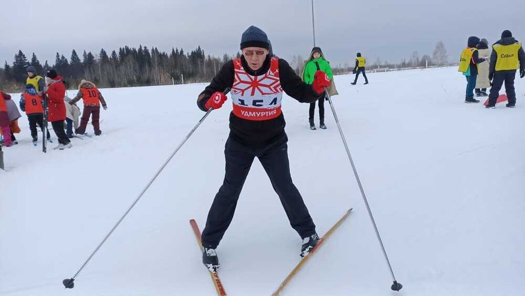 Активист Удмуртской РО ВОС в ходе лыжной гонки