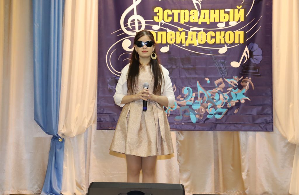Незрячая вокалистка на сцене КСРЦ Ульяновской РО ВОС