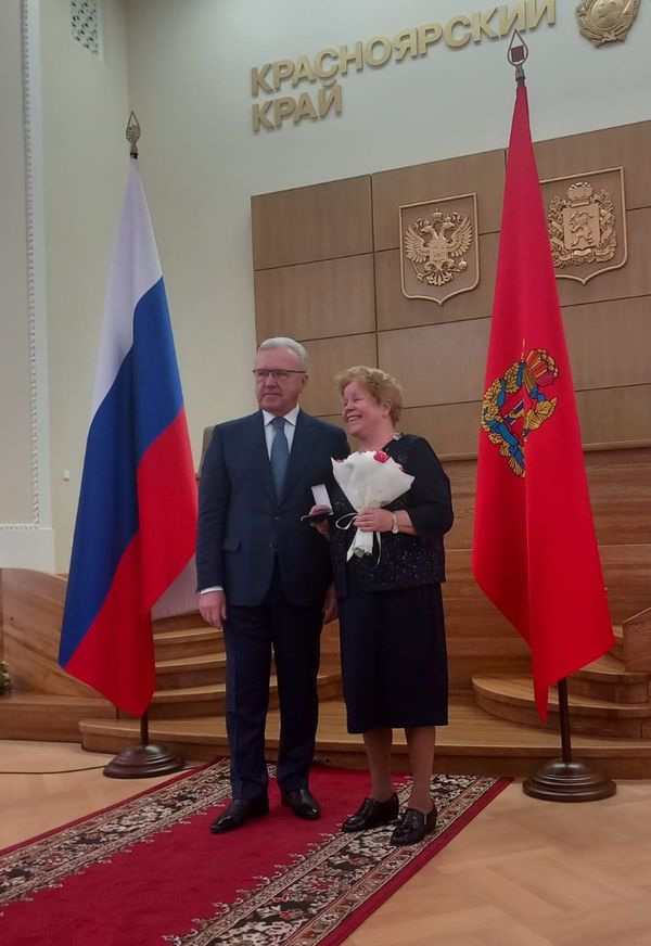 Председатель Красноярской РО ВОС В. И. Прудкова получает награду из рук главы региона А. В. Усса