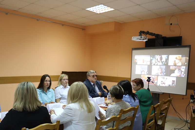 Председатель Брянской РО ВОС А. А. Сычёв проводит рабочее совещание (архивное фото)