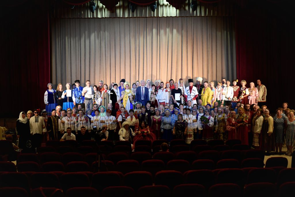 Фото всех участников и почётных гостей фестиваля на сцене