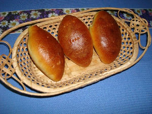 Пирожки печеные в ассортименте (с повидлом, с рисом, с яблоками, с картошкой, с луком и яйцом, с капустой, с ревенем, с рыбой и др.)