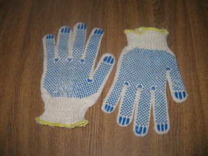 Перчатки трикотажные из хлопчатобумажной пряжи вязаные одинарные с точечным ПВХ покрытием на рабочей поверхности