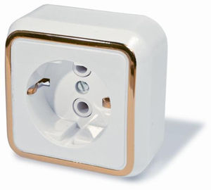 Розетка открытой установки одноместная, с заземлением, серия Москвичка, цвет белый с рамкой под золото